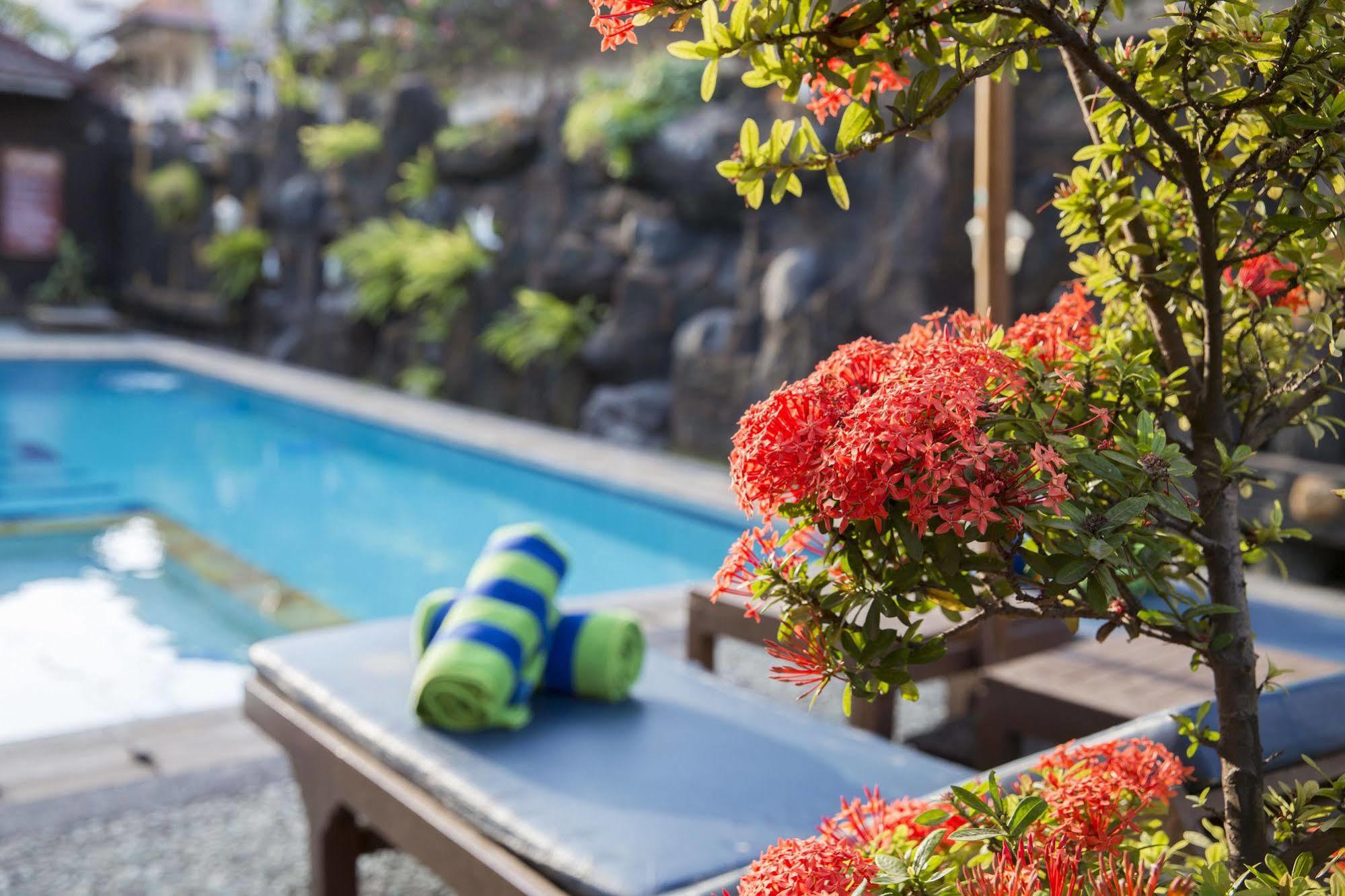 ホテル Surya Tropical Kuta クタ エクステリア 写真