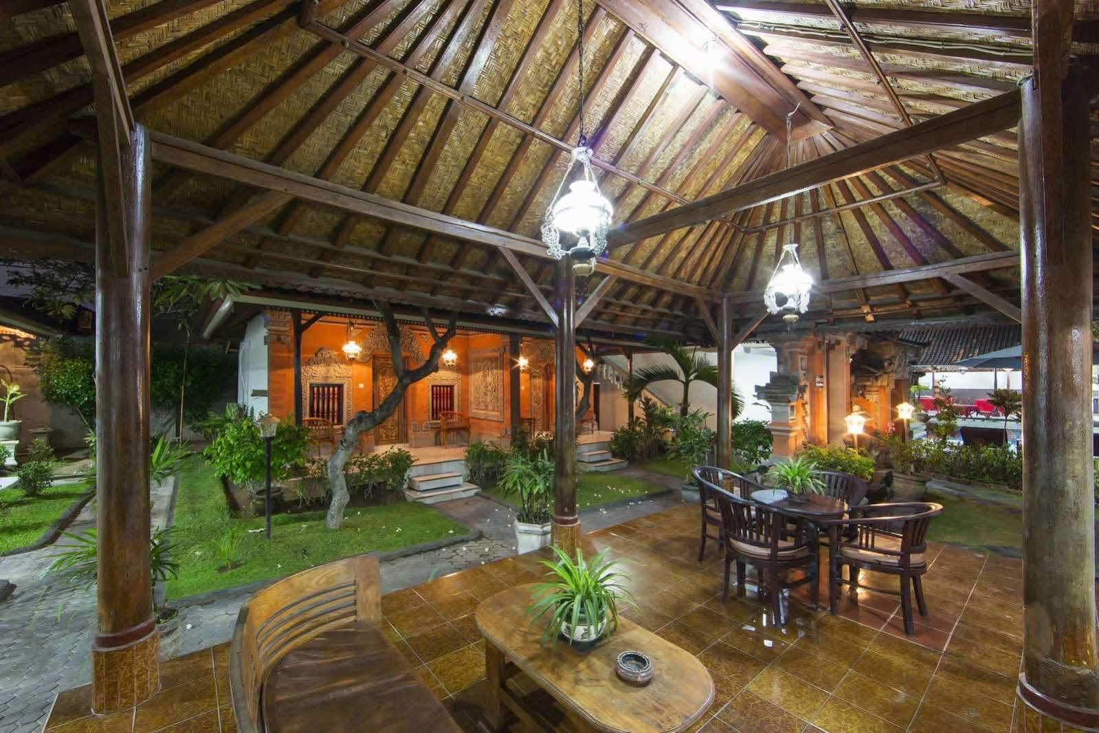 ホテル Surya Tropical Kuta クタ エクステリア 写真